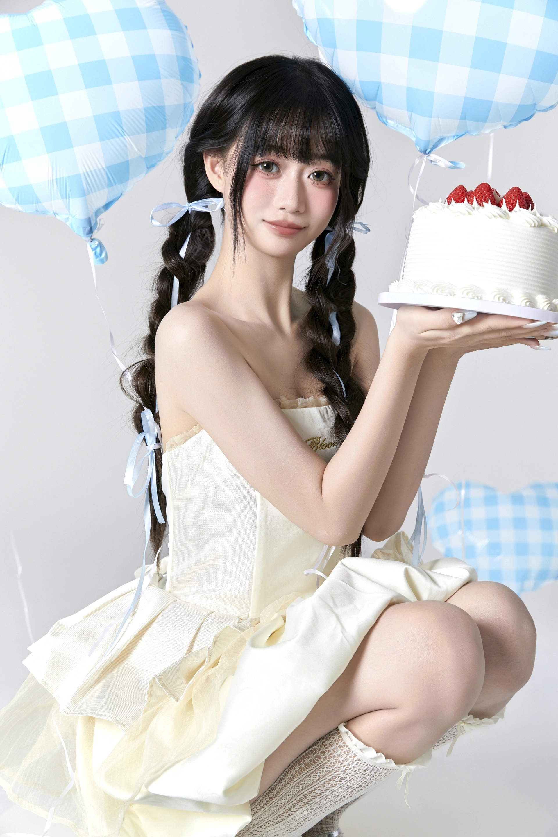 [YITUYU艺图语]2024.12.28 蓝色气球生日写真 菠萝包 2